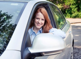 Une femme regarde par la fenêtre avant de la voiture