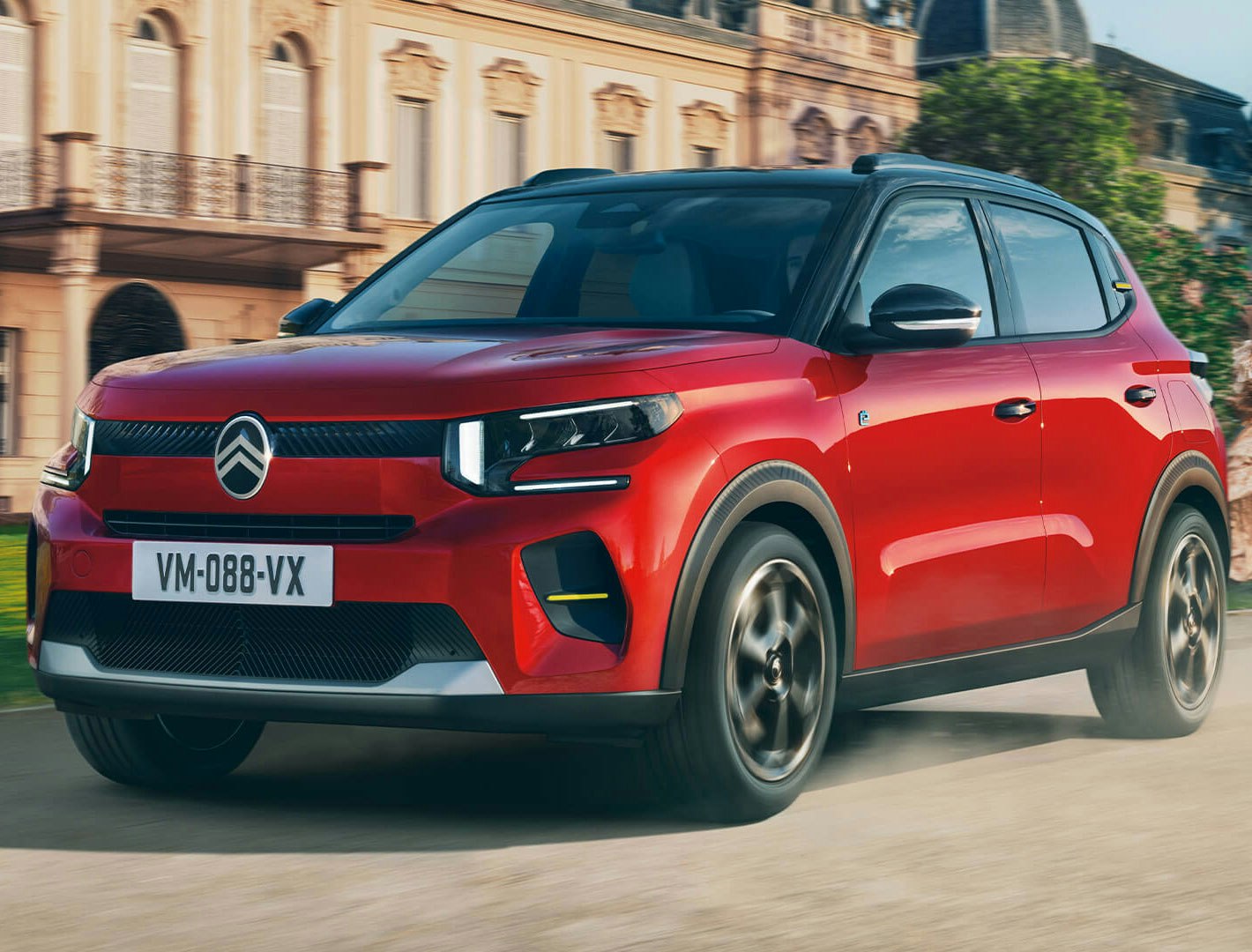 Roter Citroën vor einem grossen Gebäude