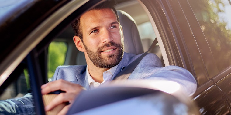 null Un homme regarde depuis sa voiture