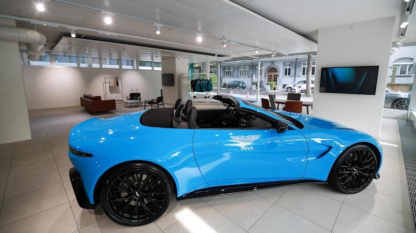 Blauer Aston Martin im City Store