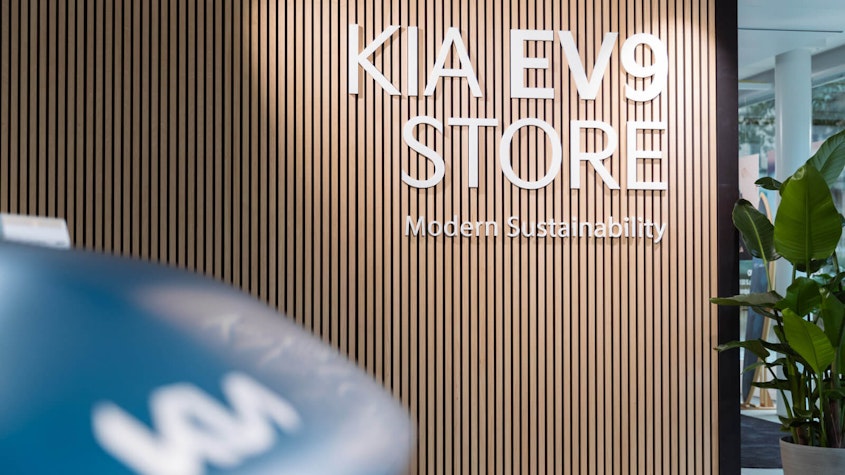 KIA EV9 Schriftzug im City Store
