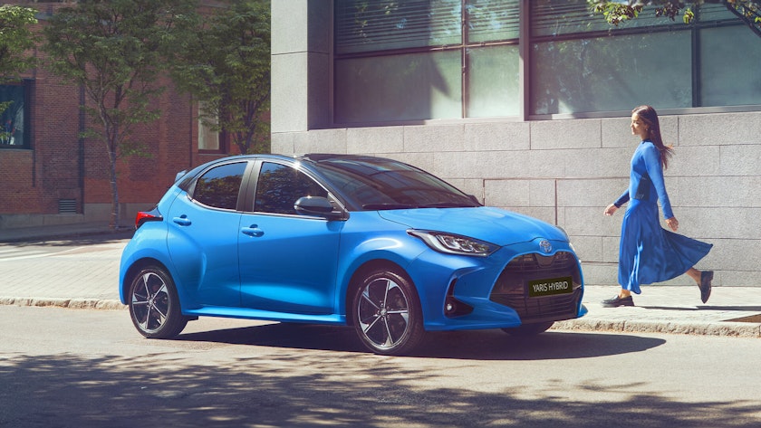 Toyota Yaris Hybrid blu dall'esterno