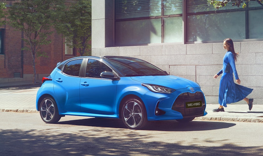 Toyota Yaris Hybrid blu dall'esterno