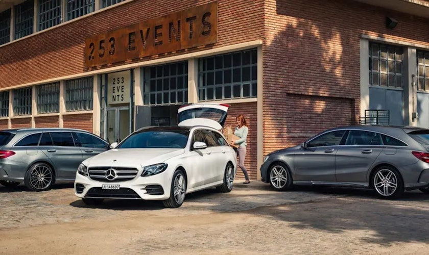 Drei Mercedes vor Lagerhalle