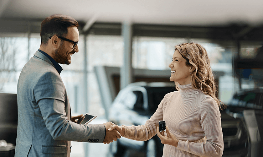null Mann und Frau schütteln sich die Hand