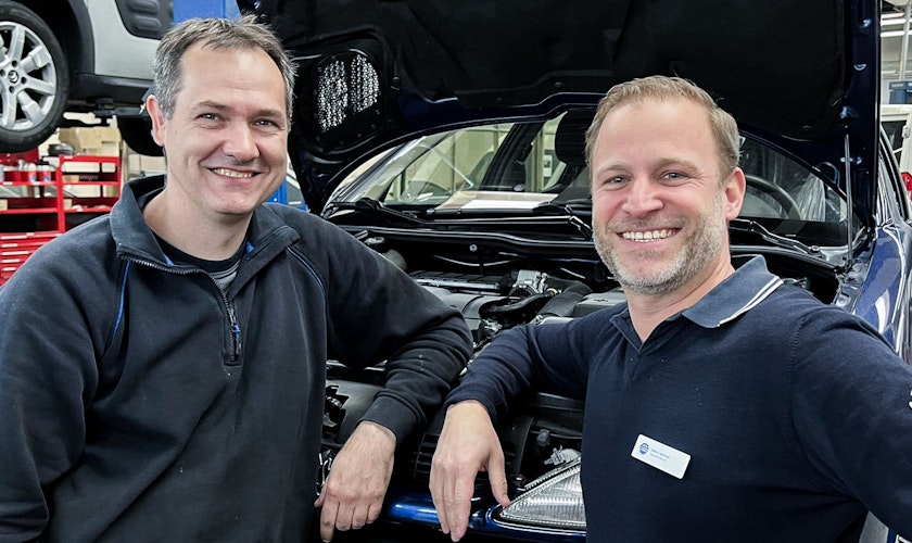 null Mechaniker stehen vor Auto