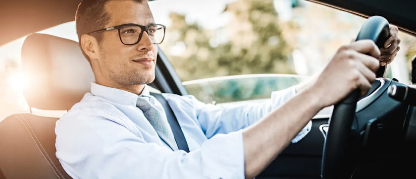 null Uomo seduto al volante