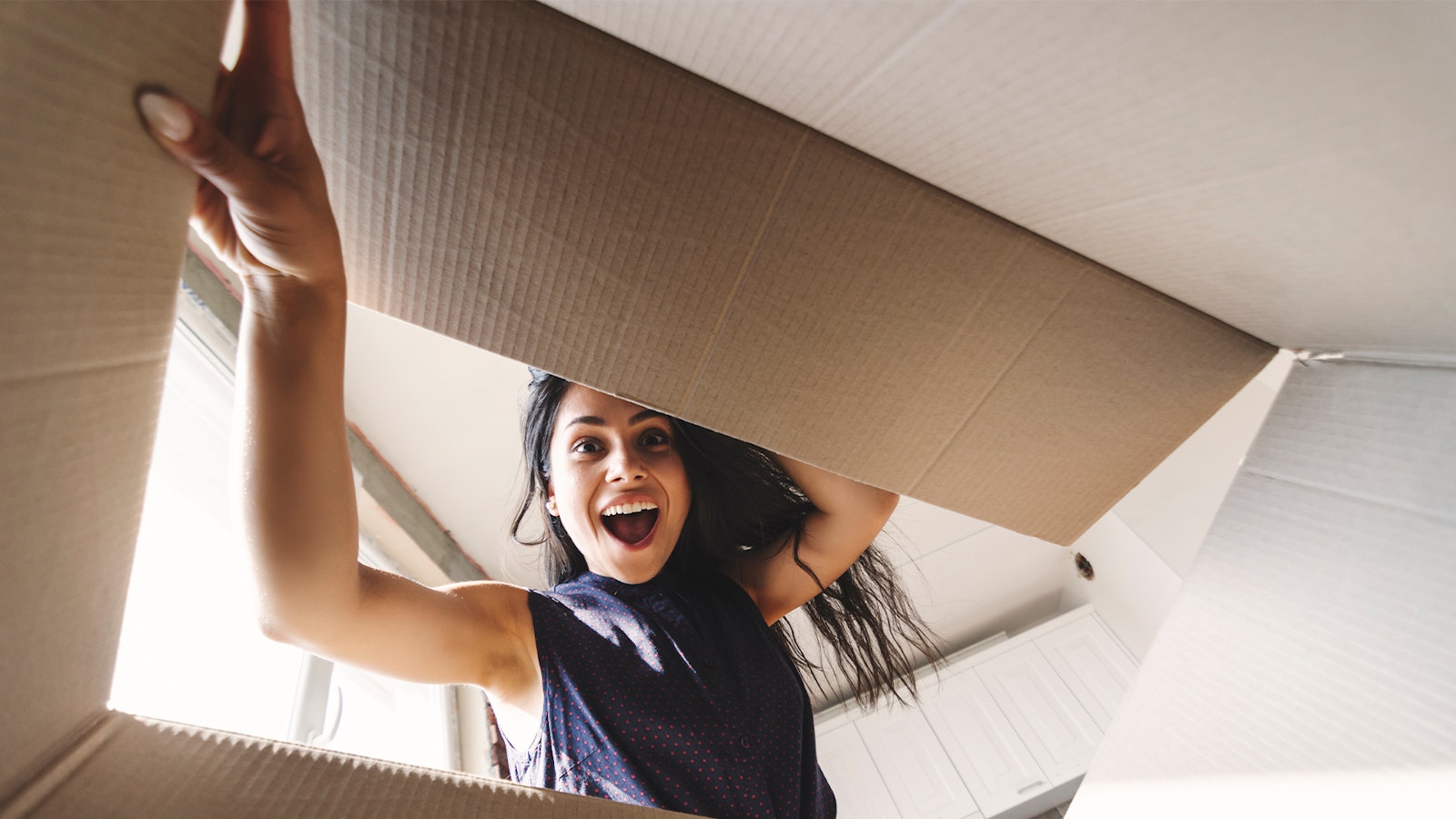 null Frau schaut überrascht in Box