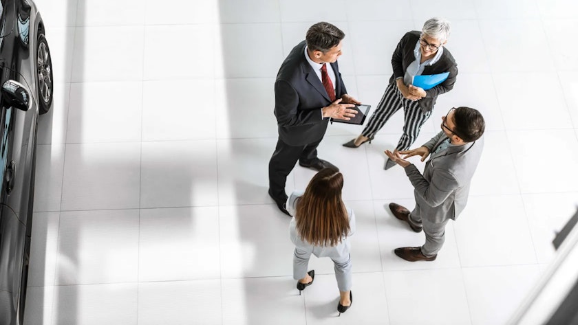 null Quatre personnes se tiennent en cercle et discutent