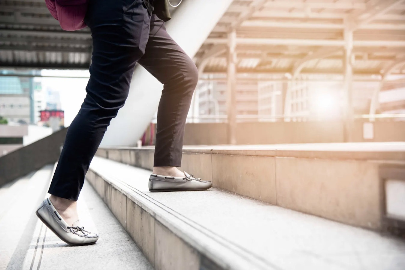 null Person geht Treppe hinauf