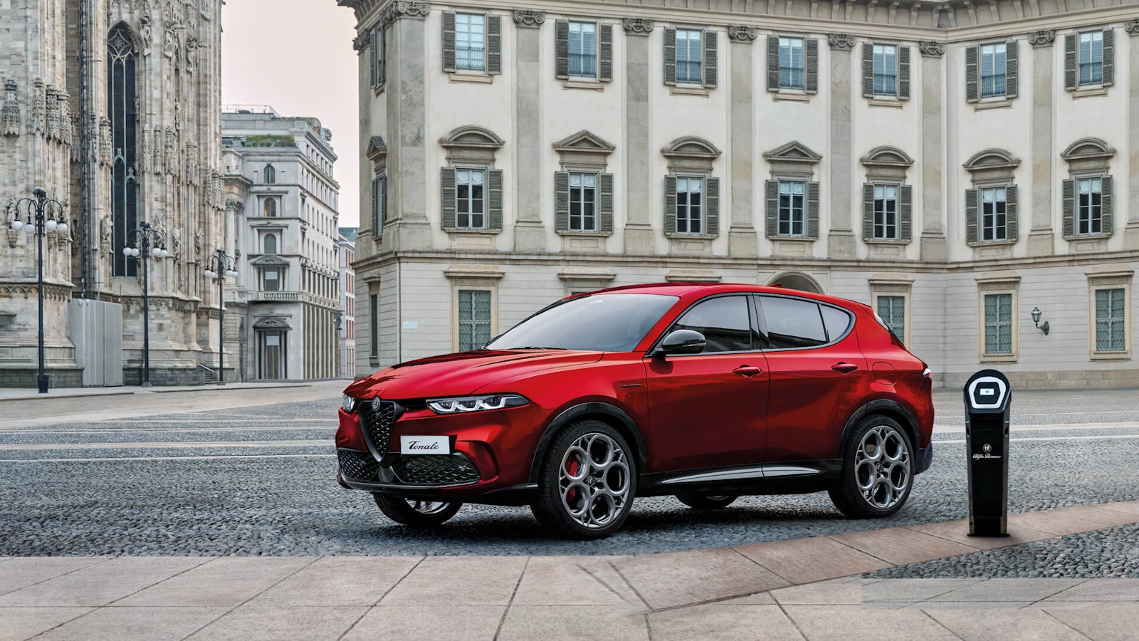 null Alfa Romeo Tonale rosso dall'esterno