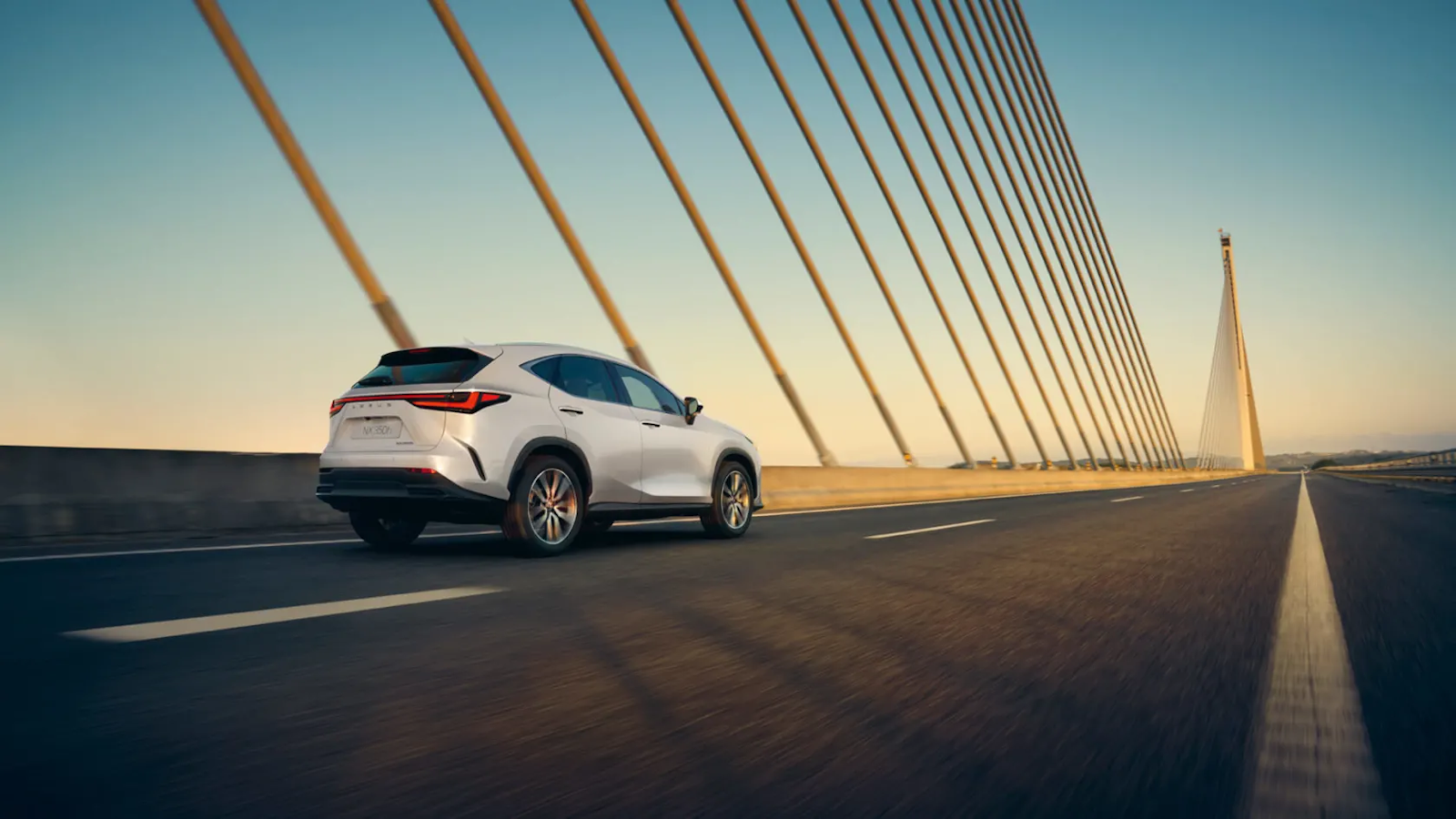 Lexus NX bianca attraversa un ponte