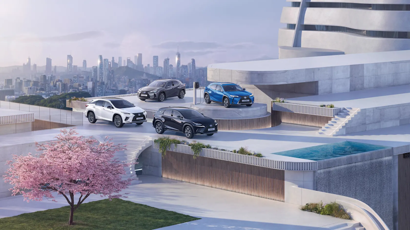 Quattro Lexus davanti a uno skyline