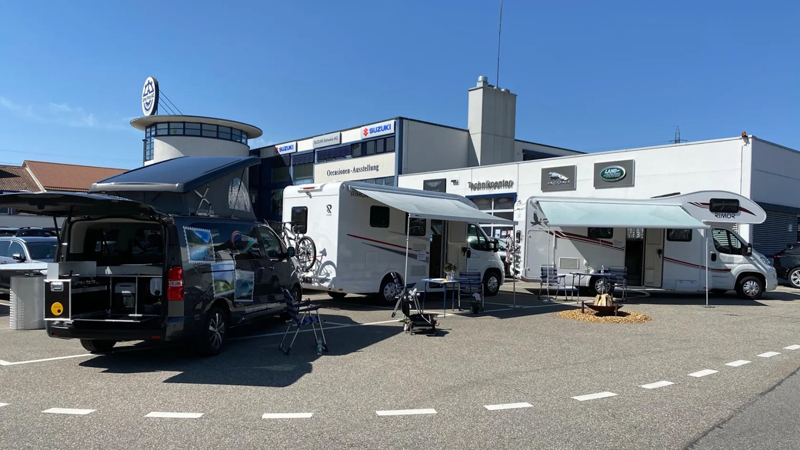 null Wohnmobile im Innenhof der Emil Frey Safenwil