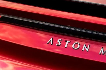 Roter Aston Martin 