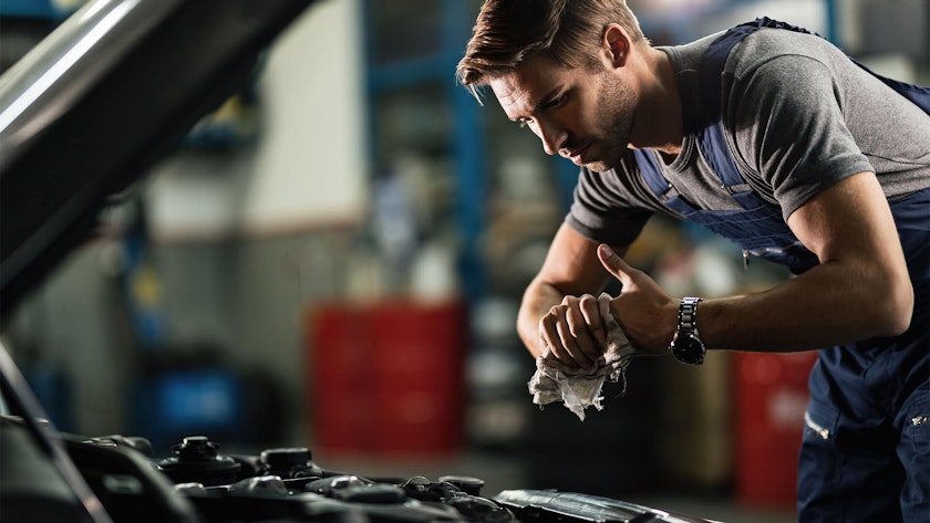 null Automobilfachmann macht einen Service