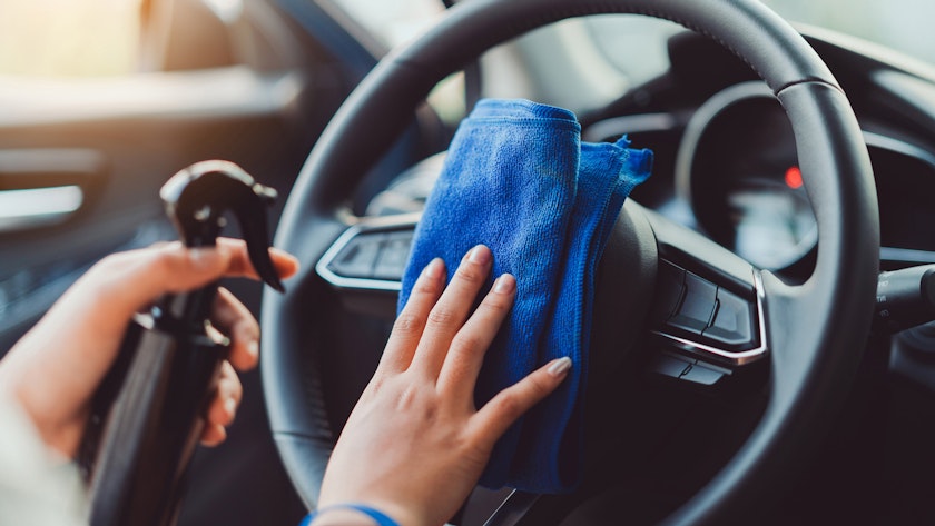 null Lenkrad wird geputzt