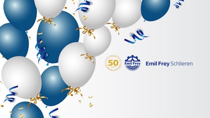 Blaue und Weisse Ballone mit dem Emil Frey Schlieren Logo