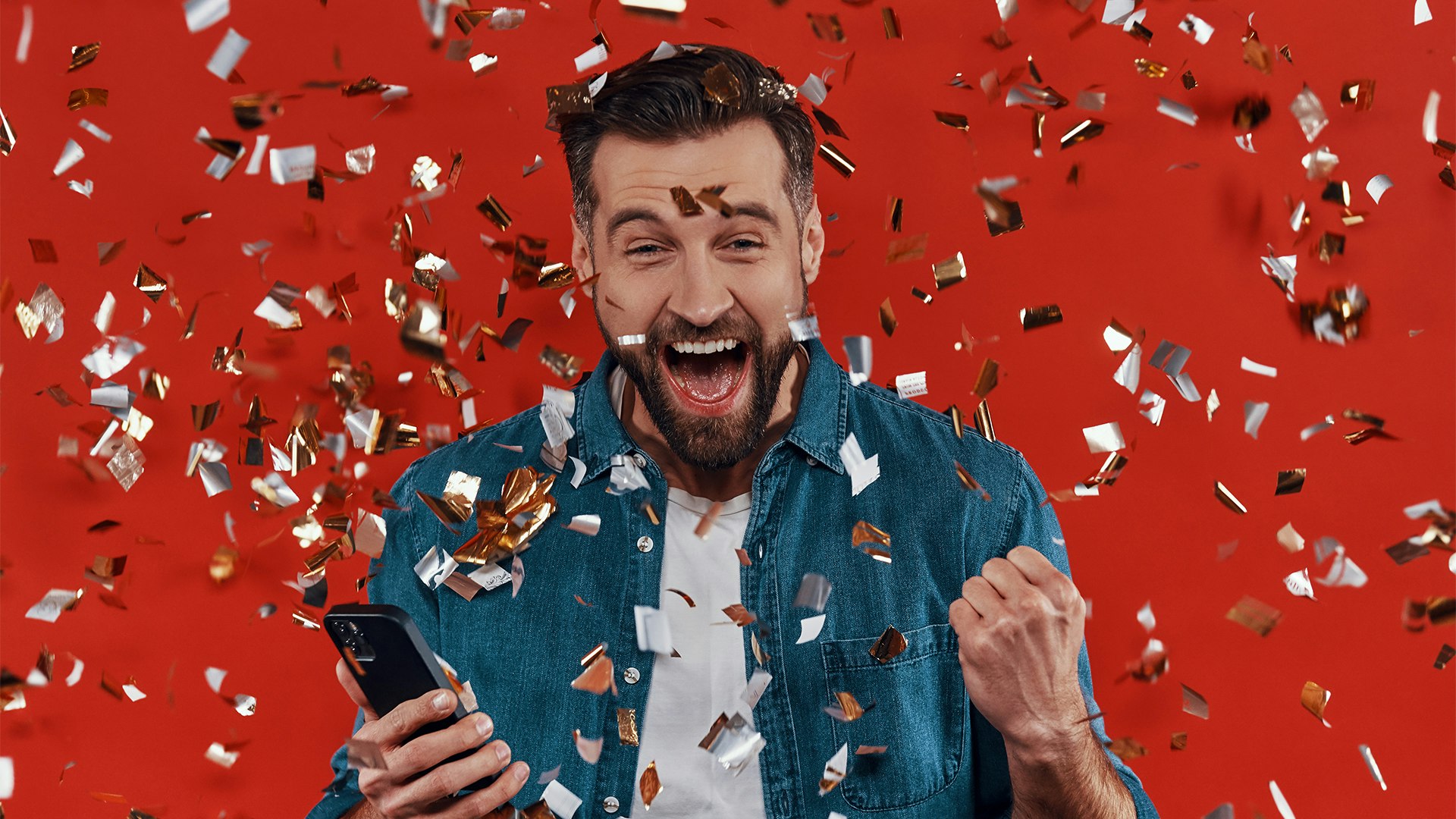 null Glücklicher Mann mit Konfetti