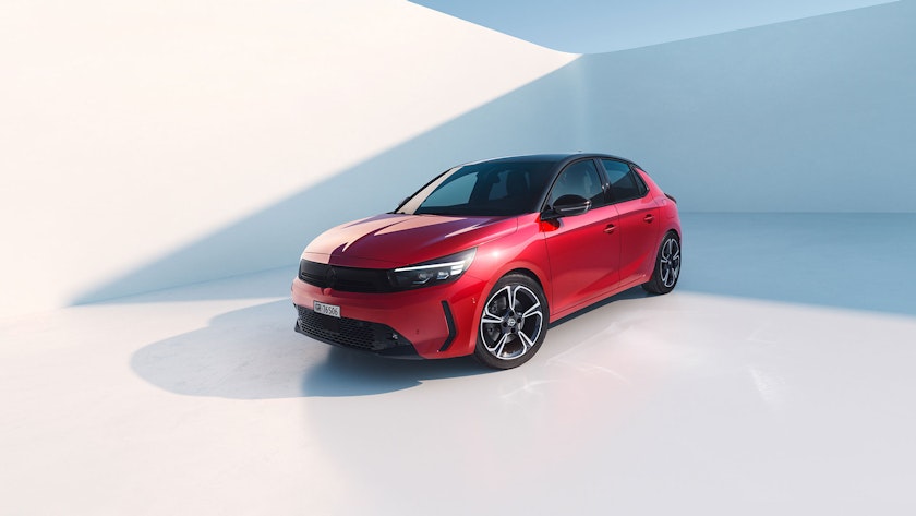 null Roter Opel Corsa auf Grauem Hintergrund