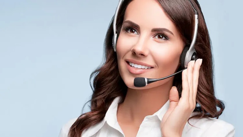 null Frau mit Headset auf dem Kopf