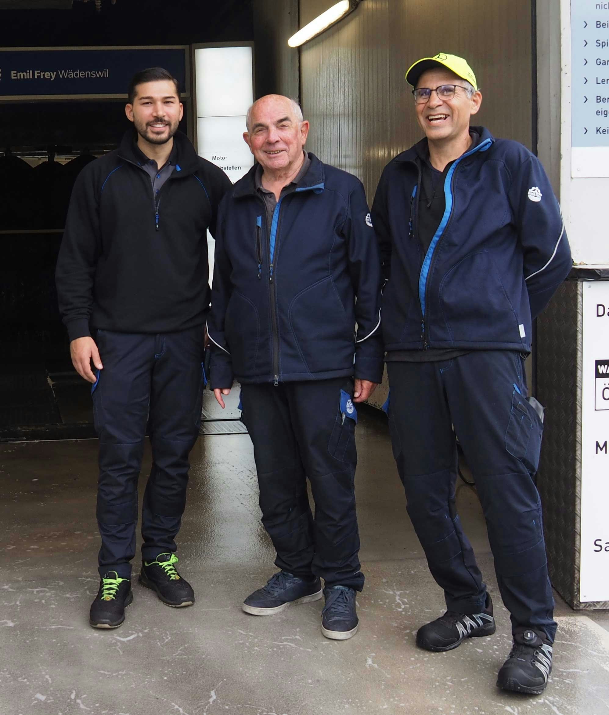 Gruppenbild vor der Waschstrasse