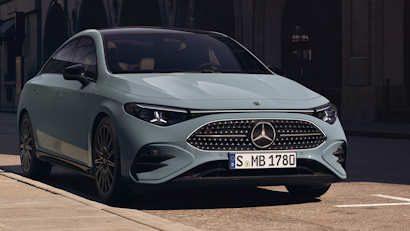 Grauer CLA auf Strasse