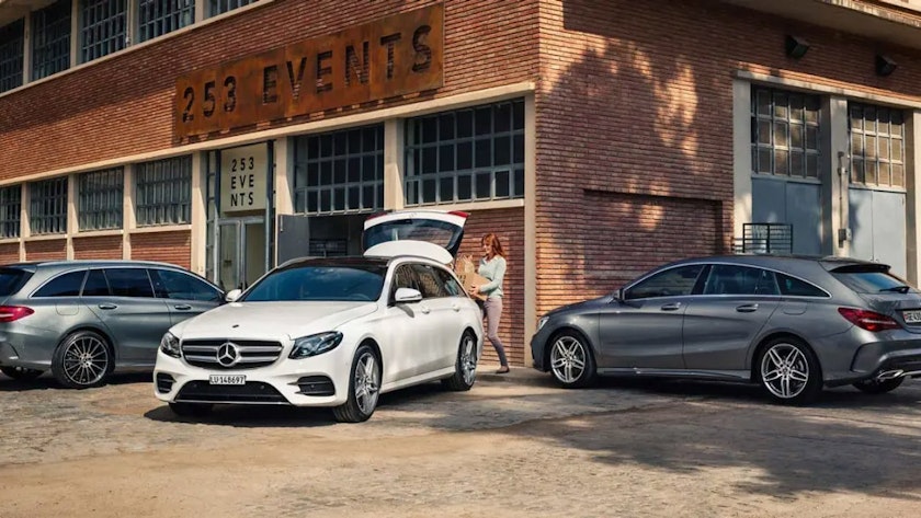 null Mercedes stehen vor Lagerhalle