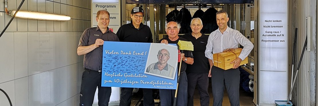null Team der Waschanlage dankt Ernst zum Jubiläum
