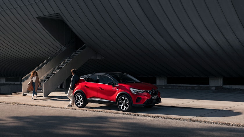 null Roter Mitsubishi ASX von der Seite