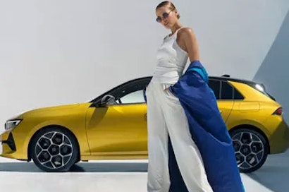 Gelber Opel Astra