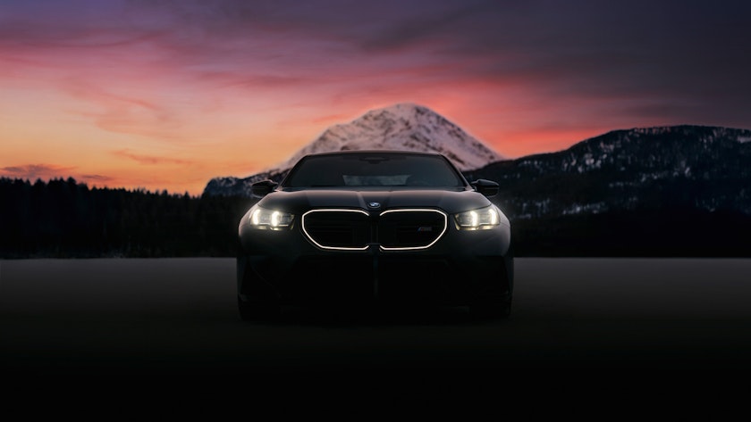 null Schwarzer BMW vor einem Berg