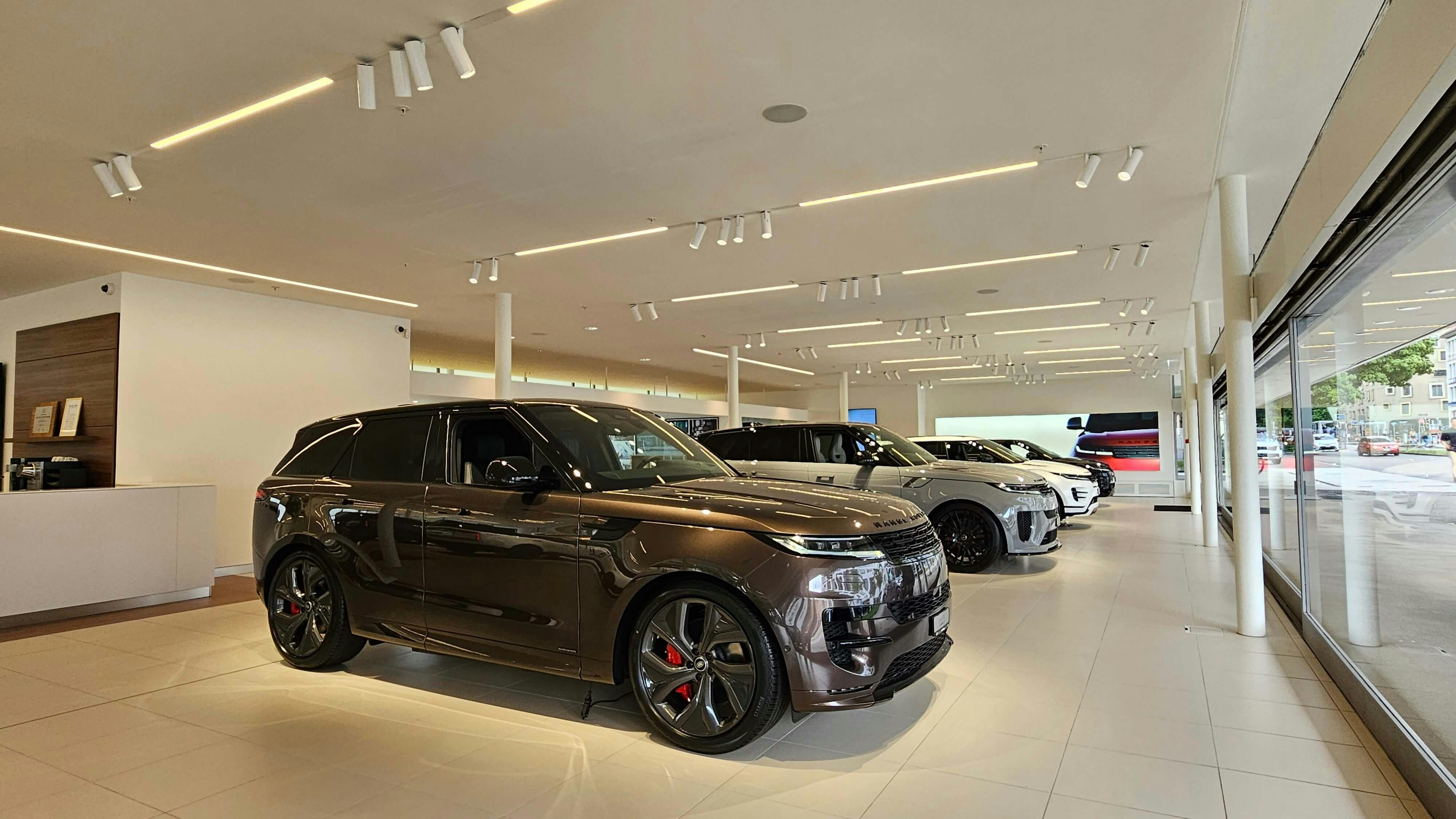 null Land Rover Showroom