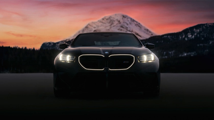 BMW noire dans la neige
