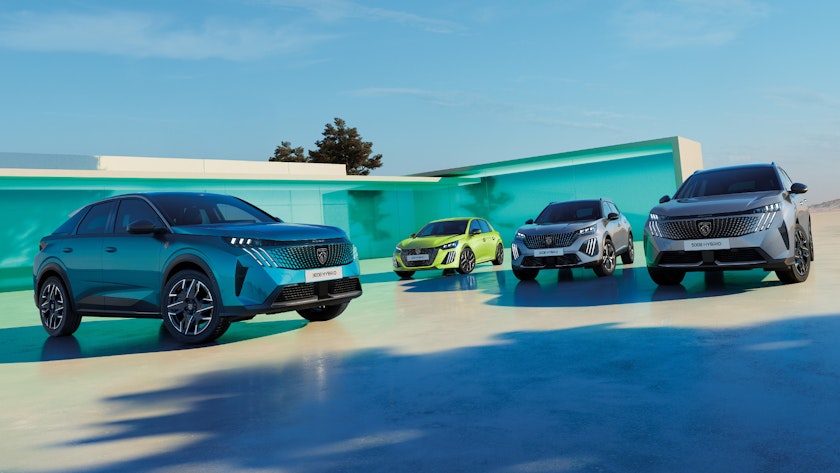 Drei Peugeots auf blauem Hintergrund