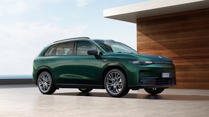 Leapmotor vor einem Haus