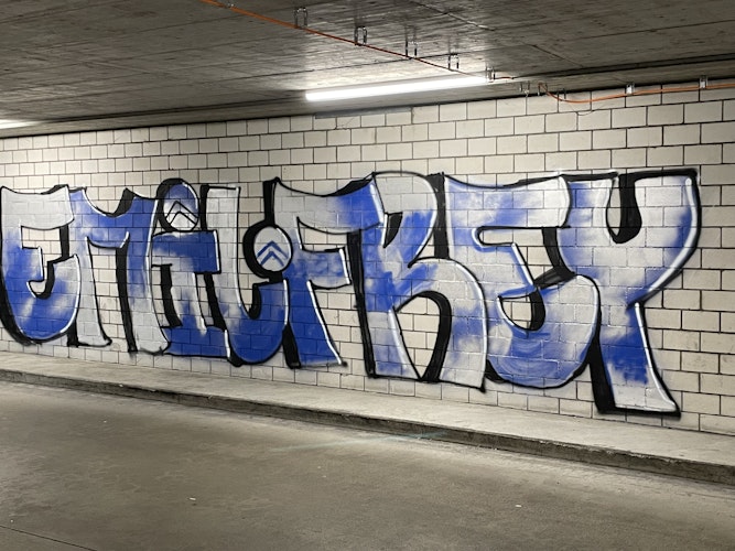 null Graffiti an einer Wand